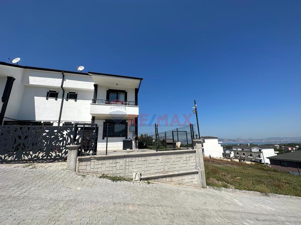 YENİKÖYDE MÜSTAKİL BAHÇELİ DENİZ MANZARALI SATILIK 4+1 VİLLA