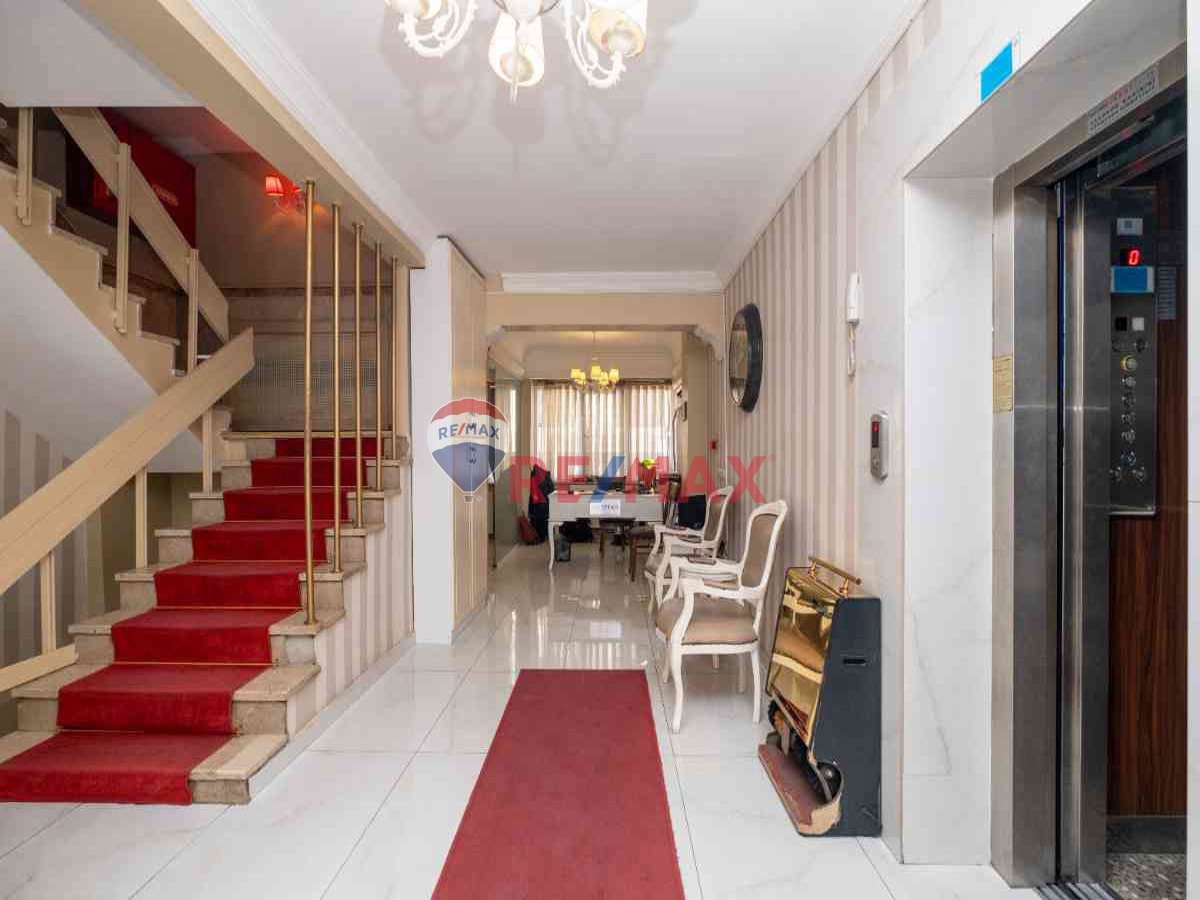 BEYAZIT MEYDANINA 200 METRE MESAFEDE SATILIK OTEL BİNASI