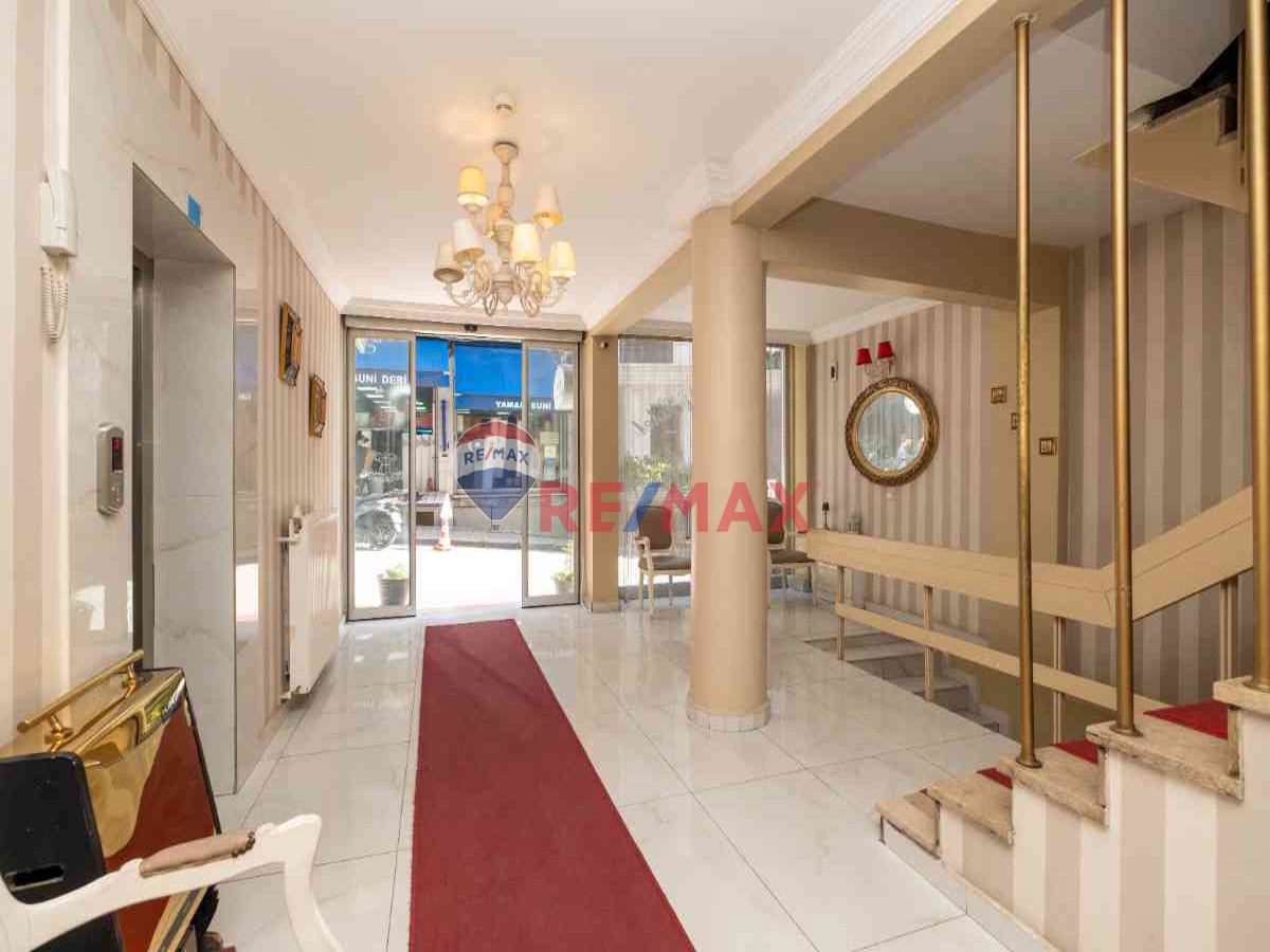 BEYAZIT MEYDANINA 200 METRE MESAFEDE SATILIK OTEL BİNASI