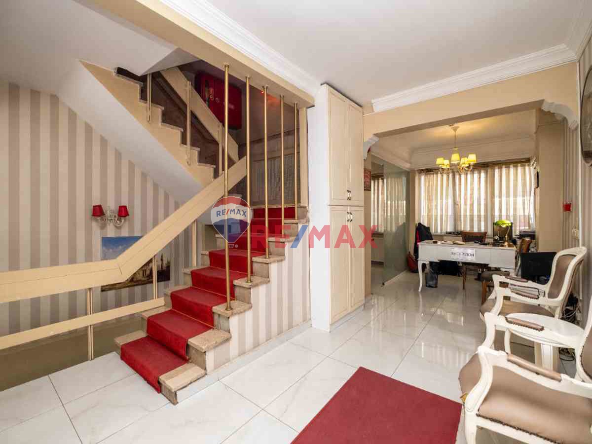 BEYAZIT MEYDANINA 200 METRE MESAFEDE SATILIK OTEL BİNASI