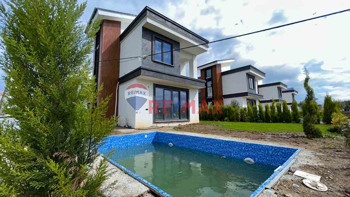 EDREMİT'DE SATILIK 3+1 HAVUZLU LÜKS VİLLA  