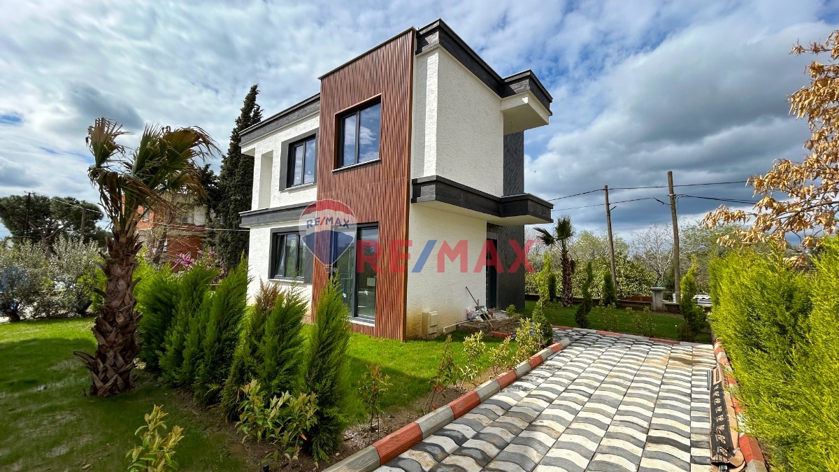 EDREMİT'DE SATILIK 3+1 HAVUZLU LÜKS VİLLA  