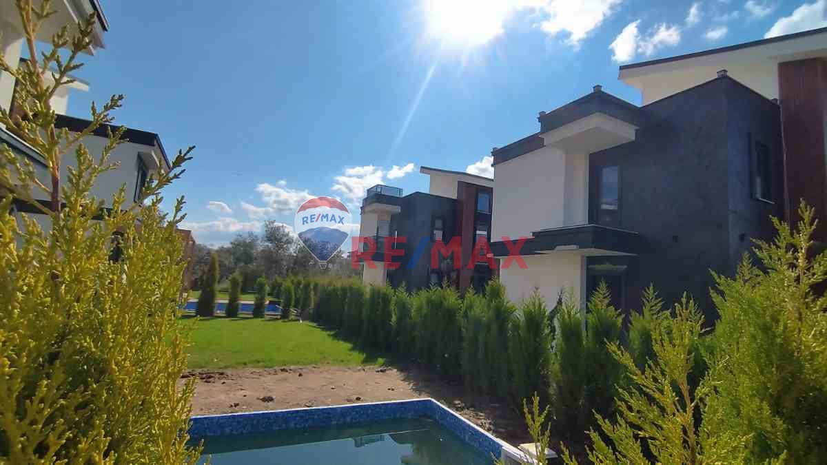 EDREMİT'DE SATILIK 3+1 HAVUZLU LÜKS VİLLA  