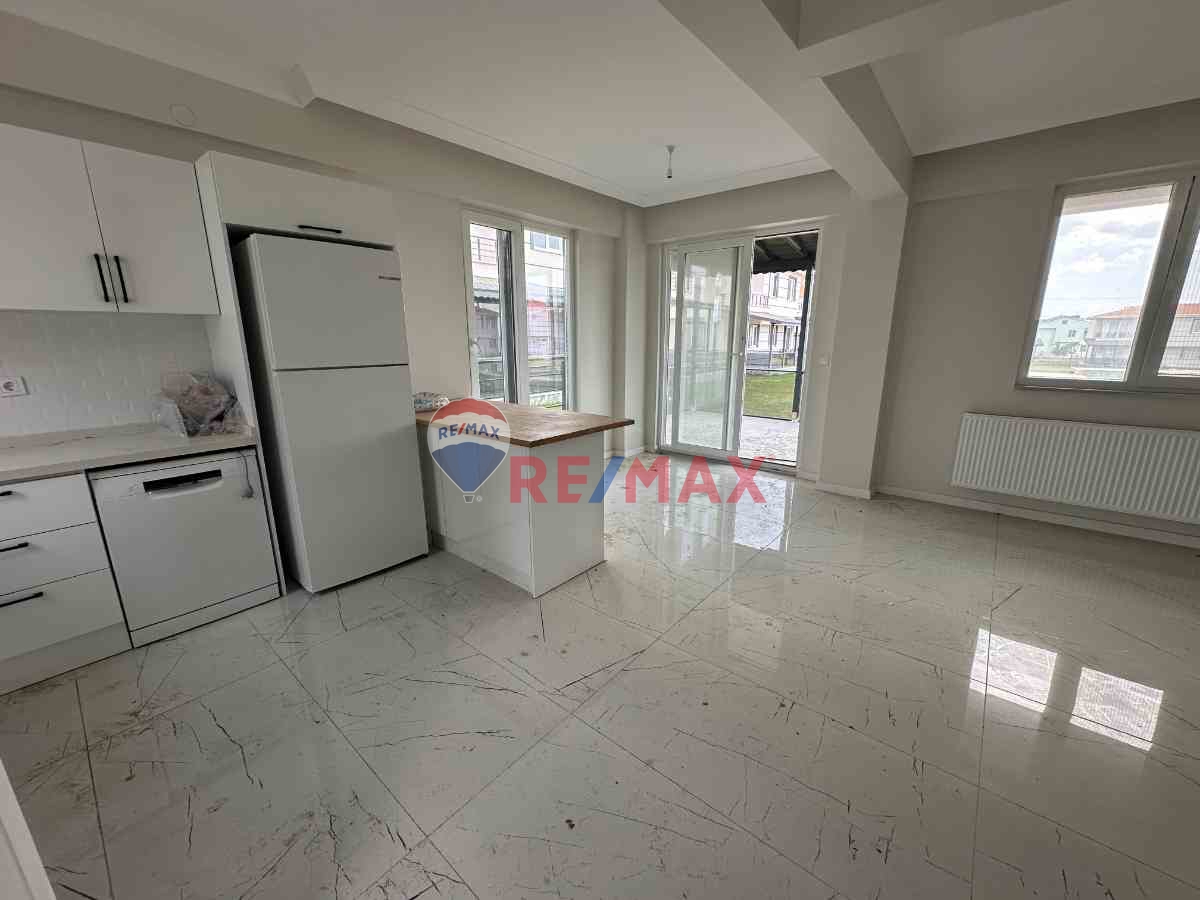 ENEZ'DE DENIZE YÜRÜME MESAFESINDE SATILIK 3+1 SIFIR YAZLIK