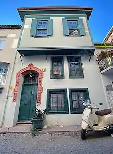 AYVALIK MERKEZ'DE BAHÇELİ VE MÜŞTEMİLATLI EMSALSİZ MÜSTAKİL EV..