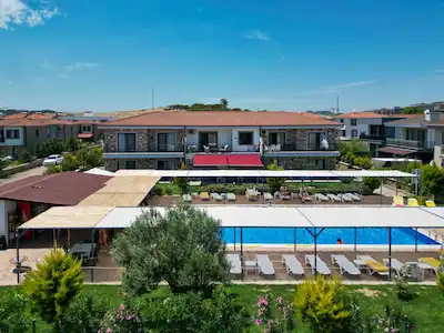 AYVALIK KÜÇÜKKÖY MERKEZ'DE HAVUZLU SİTEDE ÖZEL TASARIMLI SATILIK 2+1 DAİRE
