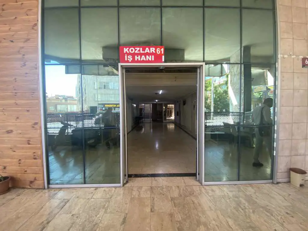 ESAT CADDESİ’NDE PRESTİJLİ KONUMDA,  TEK BÖLME SATILIK DÜKKAN
