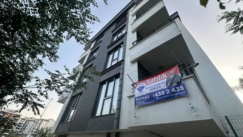 REMAX PARLA BARLAS GÜRLER'DEN KÖRFEZDE SATILIK EŞYALI FIRSAT 1+1 DAİRE