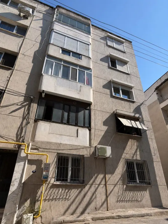 ÜÇKUYULAR MİTHATPAŞA YÜKSEK GİRİŞ • KAPALI OTOPARKLI • AYDINLIK 2+1 FIRSAT DAİRE