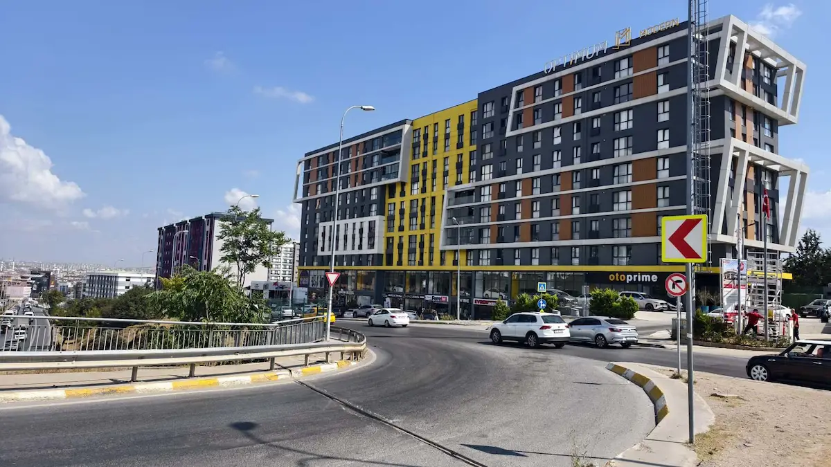 PENDİK OPTİMUM MODERN' DE E5 ÜSTÜ ÜÇ CEPHELİ İSKANLI İŞYERİ 530 M2