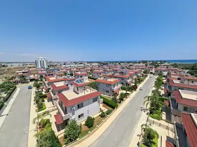 İSKELE MERKEZ’DE SIFIR BİNADA EŞYALI 2+1 | 5. KAT | 3 CEPHELİ | BALKONLU