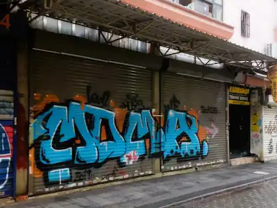 KADIKÖY BAŞÇAVUŞ 'TA İŞLEK CADDE MERKEZİ KONUMDA KİRALIK DÜKKAN