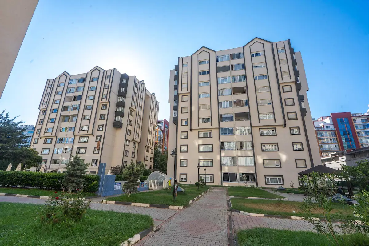 REMAX GELİŞİMDEN PRESTİJ EVLERİNDE 3+1 İÇİ FULL YAPILI DAİRE