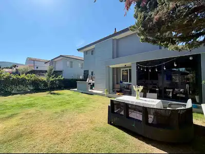 ÇEŞMEALTINDA 270 METREKARE ARSA PAYLI , GENIŞ BAHÇELI 3+1 VILLA