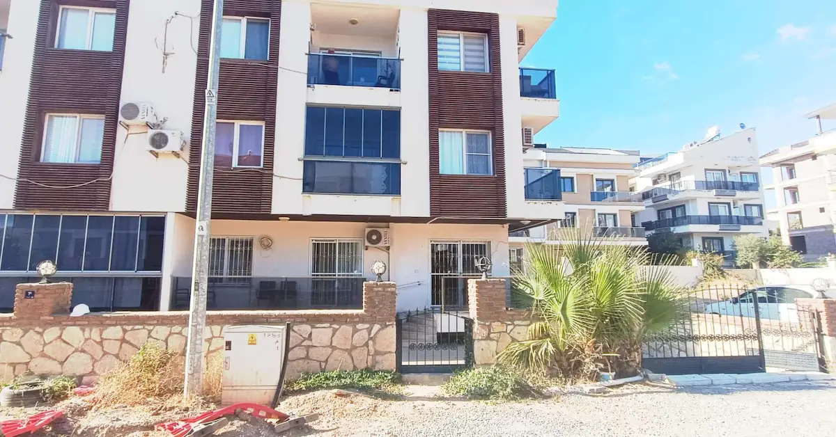 HİSAR MAHALLESİNDE HAVUZLU GENİŞ TERASLI EŞYALI 1+1 DAİRE