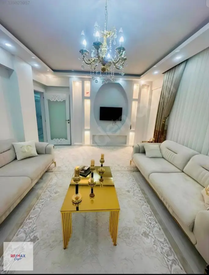REMAX ÖZGÜR'DEN FISTIKLIK MERKEZ DE GENİŞ 3+1 DAİRE