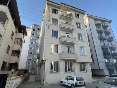 RE/MAX YENİ GAYRIMENKULDEN KARAMANLI MAHALLESI’NDE SATILIK 2 + 1 DAIRE