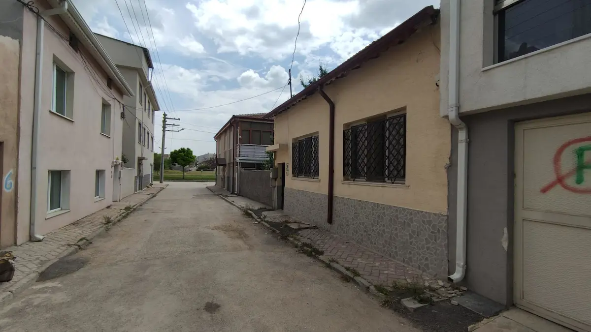 ESKİŞEHİR ŞİRİNTEPE’DE BAHÇE KATI 2+1 MÜSTAKİL EV | DOĞALGAZ KOMBİLİ, BALKONLU