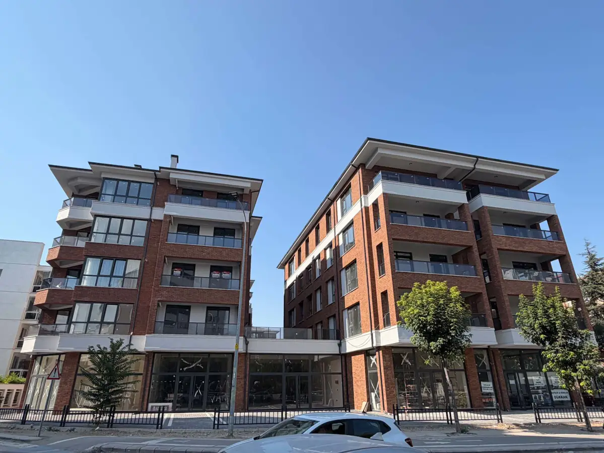 ESKİŞEHİR YENİBAĞLAR MAH.ETİ CAD.KAYA LIFE APT KİRALIK OTOPARKLI