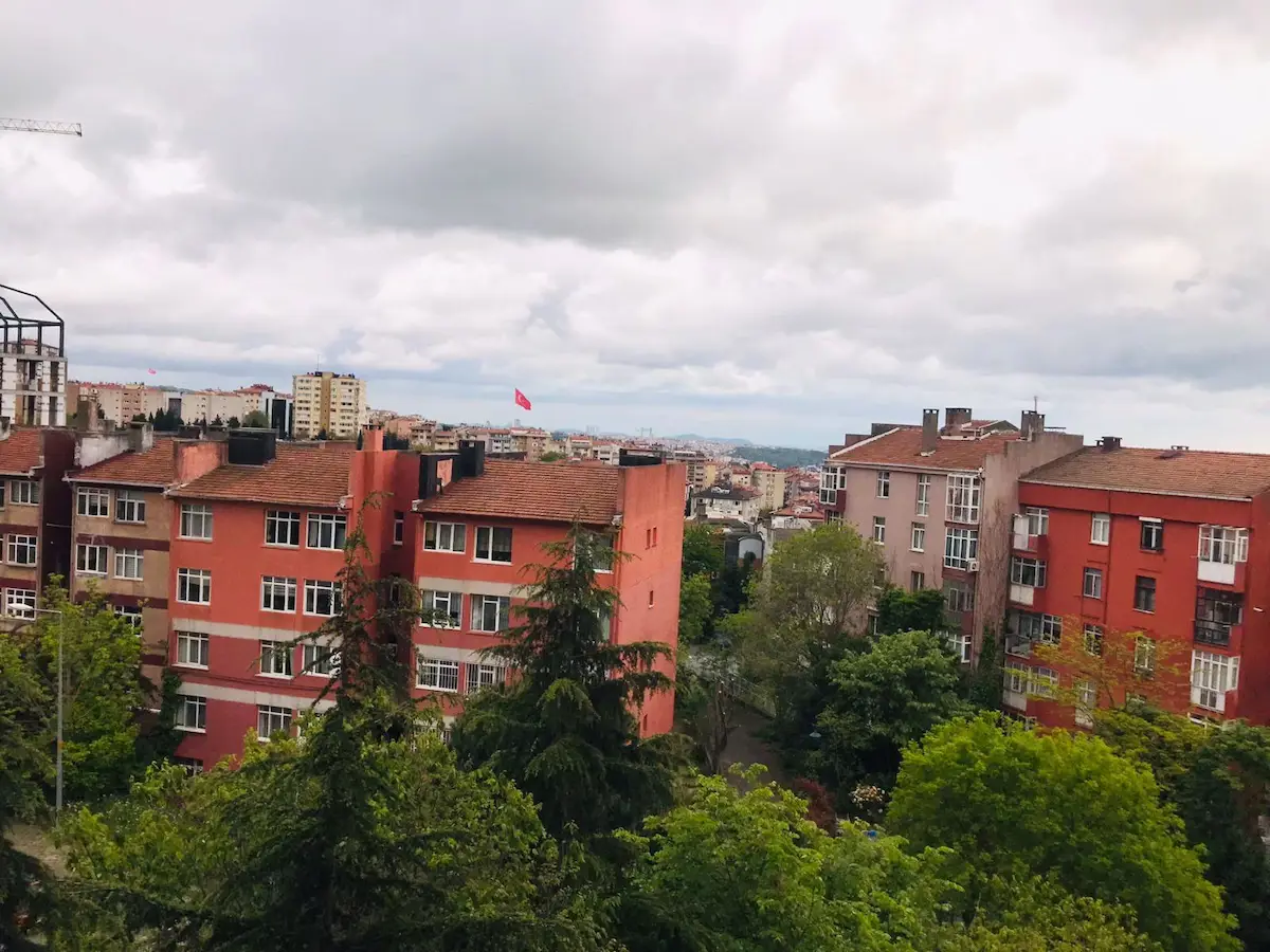 AKMERKEZ KARŞISI BELEDİYE SİTESİ’NDE ŞEHRİN TAM MERKEZİNDE KİRALIK 1+1