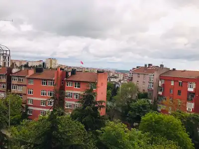 AKMERKEZ KARŞISI BELEDİYE SİTESİ’NDE ŞEHRİN TAM MERKEZİNDE KİRALIK 1+1
