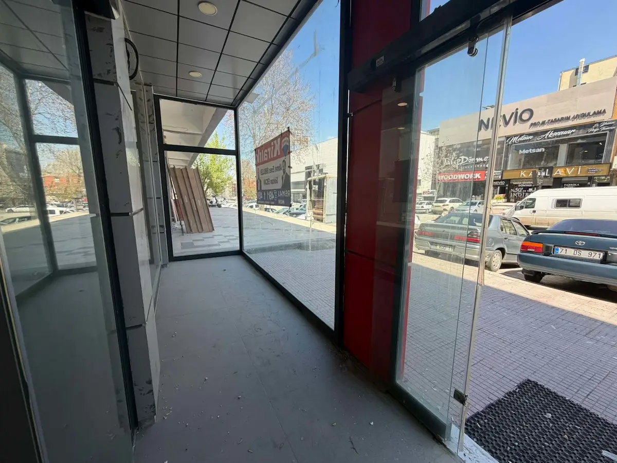 SITELER KARACAKAYA CADDESINDE 450 M² KIRALIK GENIŞ DÜKKAN