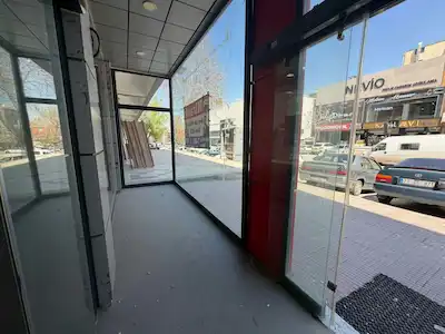 SITELER KARACAKAYA CADDESINDE 450 M² KIRALIK GENIŞ DÜKKAN