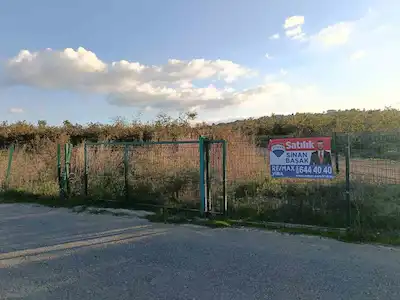 BEŞEVLER KÖYÜNDE SATILIK TARLA 175M2 ANA YOL ÜZERİNDE KÖŞE BAŞI HOBİ BAHÇESİ İÇİN ÇOK UYGUN