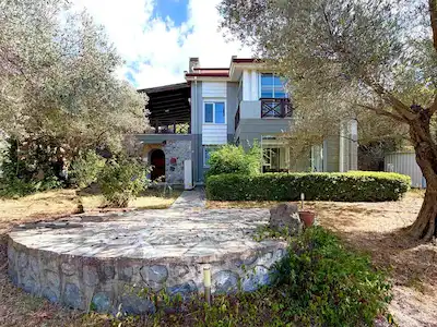 URLA ZEYTINLIKÖY SITESI’NDE ÇAM AĞAÇLARI İÇINDE 4+1 VILLA