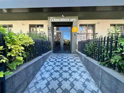 BAĞLAYAN SOKAĞIN EN GÜZEL BINASIN'DA ARAKAT 1+1 KIRALIK