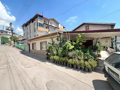 TURGUT MAHALLESİNDE ABONELİKLERİ AÇIK MÜSTAKİL EŞYALI 1+1 DAİRE