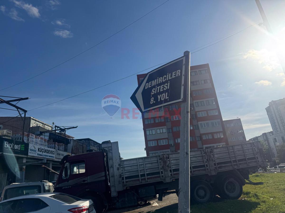 Zeytinburnu Demirciler Sitesi Satılık 100 m2 Dükkan İmalathane