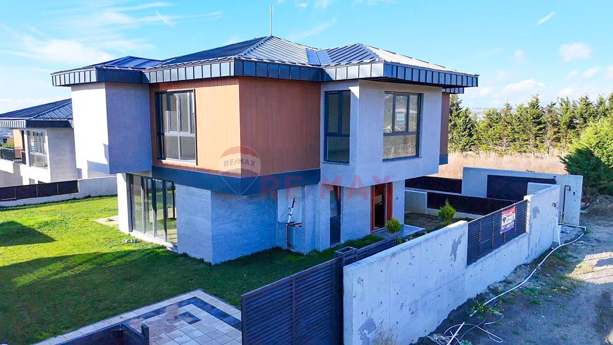 SİLİVRİ ORTAKÖY MH 500 m² 4+1 müstakil Havuzlu ve Bahçeli Villa Modern Yaşamın Yeni Adresi