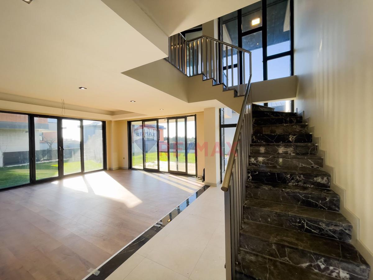 SİLİVRİ ORTAKÖY MH 500 m² 4+1 müstakil Havuzlu ve Bahçeli Villa Modern Yaşamın Yeni Adresi