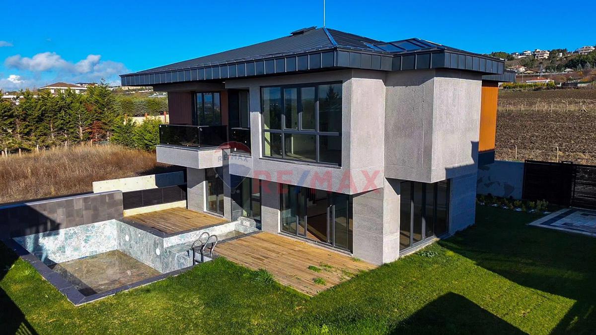 SİLİVRİ ORTAKÖY MH 500 m² 4+1 müstakil Havuzlu ve Bahçeli Villa Modern Yaşamın Yeni Adresi