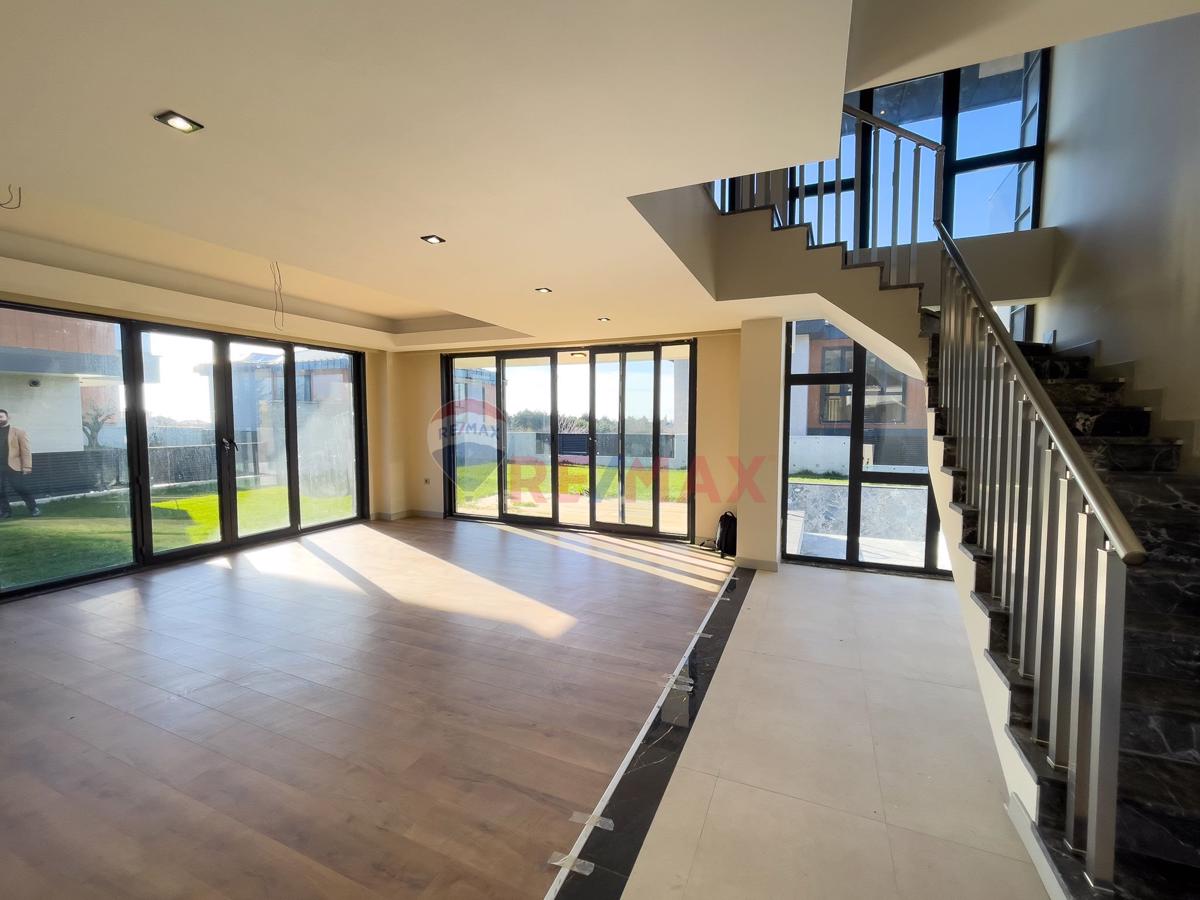 SİLİVRİ ORTAKÖY MH 500 m² 4+1 müstakil Havuzlu ve Bahçeli Villa Modern Yaşamın Yeni Adresi