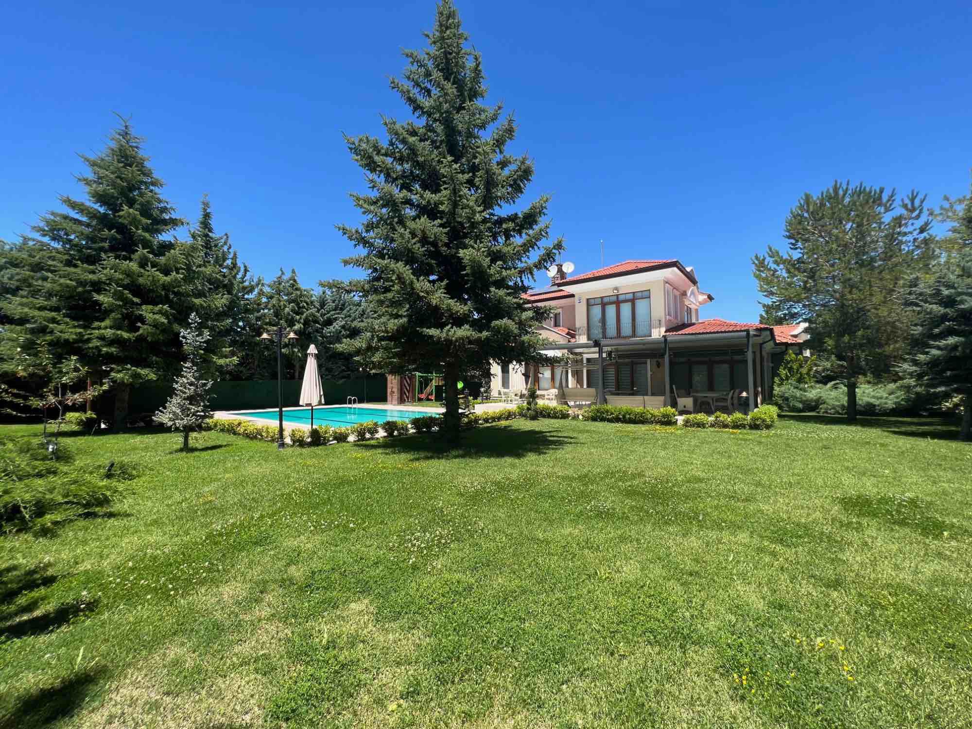 GÖLBAŞI'NDA 2 DÖNÜM BAHÇE İÇERİSİNDE ULTRALUX VİLLA