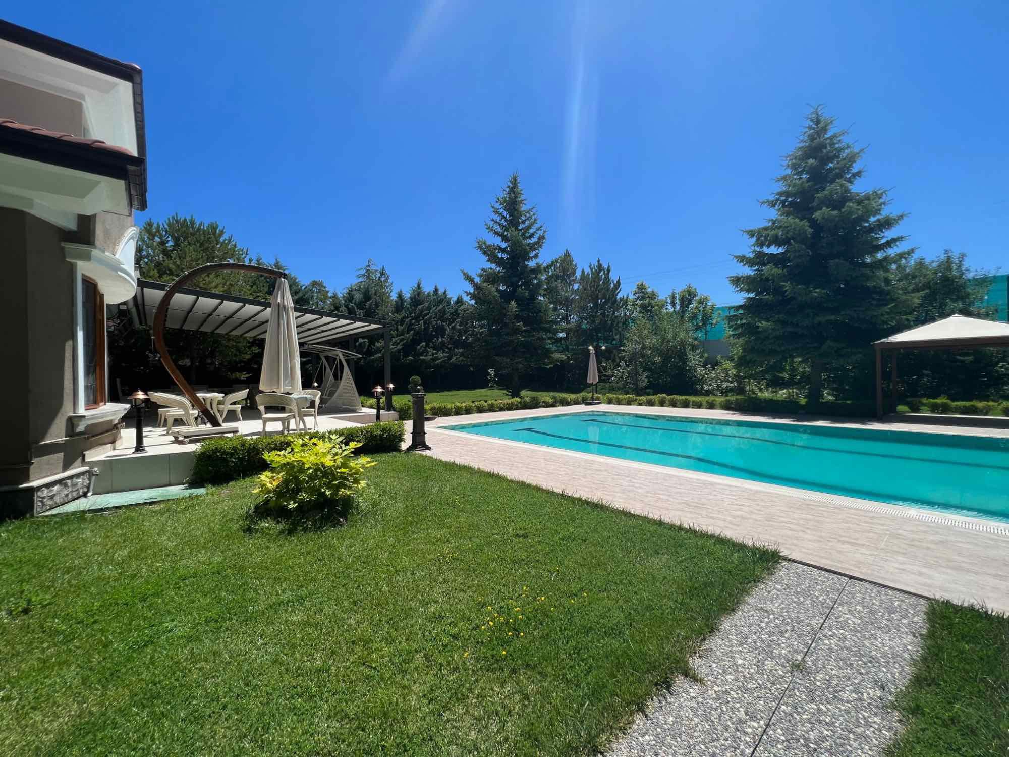 GÖLBAŞI'NDA 2 DÖNÜM BAHÇE İÇERİSİNDE ULTRALUX VİLLA