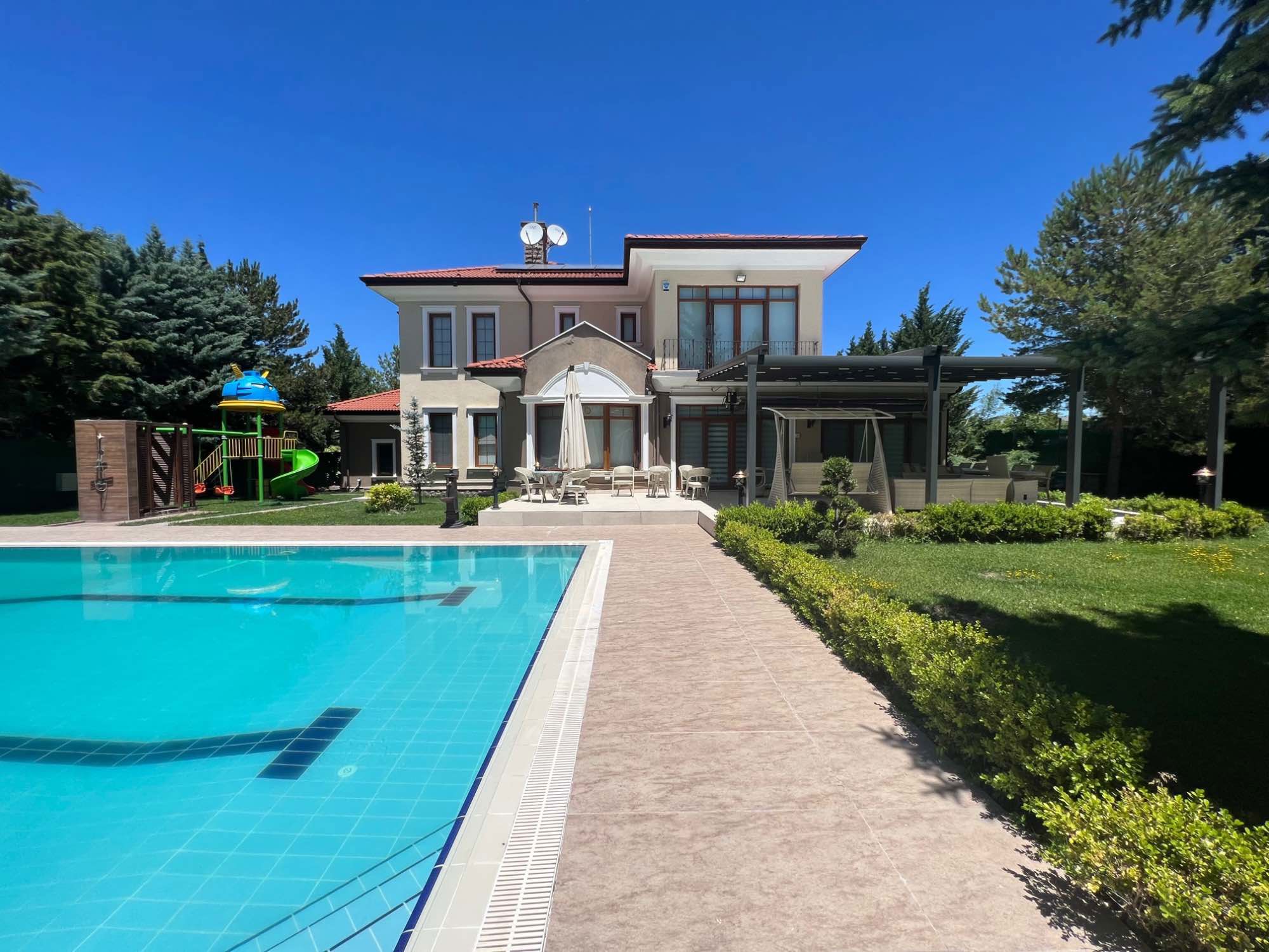 GÖLBAŞI'NDA 2 DÖNÜM BAHÇE İÇERİSİNDE ULTRALUX VİLLA