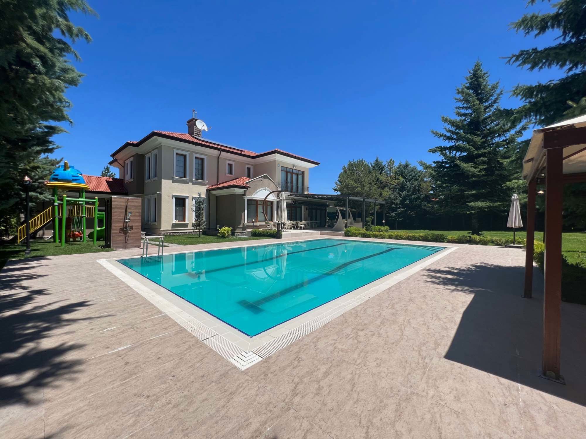 GÖLBAŞI'NDA 2 DÖNÜM BAHÇE İÇERİSİNDE ULTRALUX VİLLA