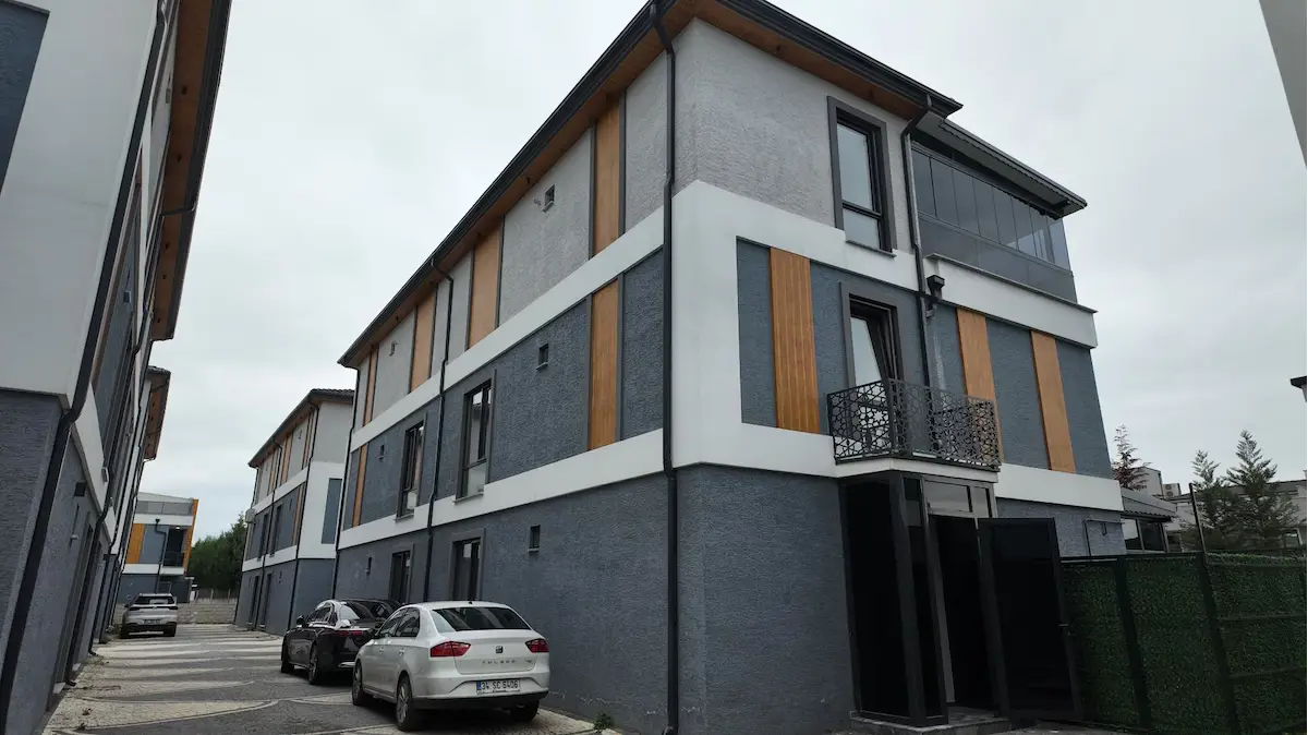 STADYUMA YAKIN SATILIK 5+1 VİLLA REMAX MAVİ TUNCAY ŞEN'DEN.