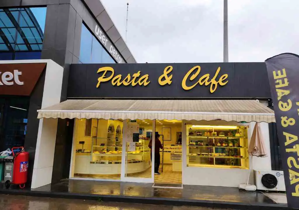 İŞLEK CADDEDE DEVREN KİRALİK PASTA&CAFE RESTORANT