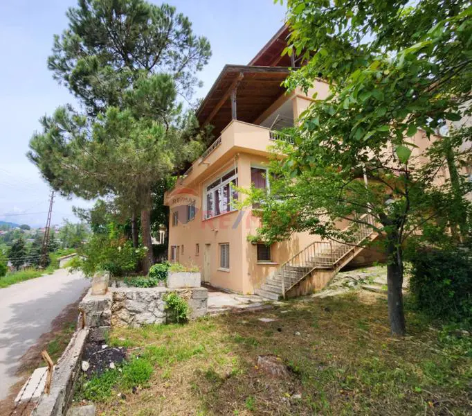 REMAX PALM'DEN YUKARI GÖZNE'DE GENİŞ BAHÇELİ TRİPLEX VİLLA