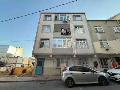 REMAX'TAN MAHMUTBEY'DE 2+1 SATILIK HISSELI ARAKAT DAIRE