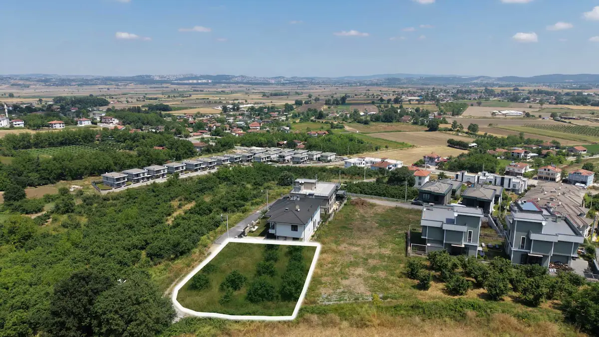 SELAHIYE'DE NEFES VILLALARI ARKASI 580 M² KÖŞE ARSA EMSAL 0,75