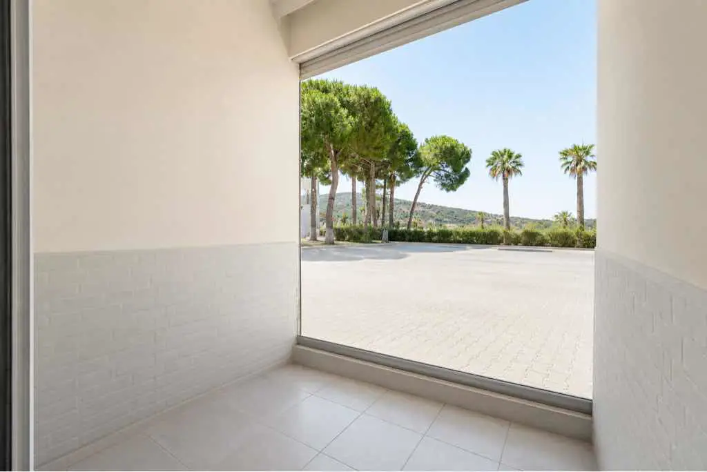 ÇEŞME MERKEZDE DENİZ MANZARALI EŞYALI SATILIK 1+1 DAİRE