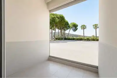 ÇEŞME MERKEZDE DENİZ MANZARALI EŞYALI SATILIK 1+1 DAİRE