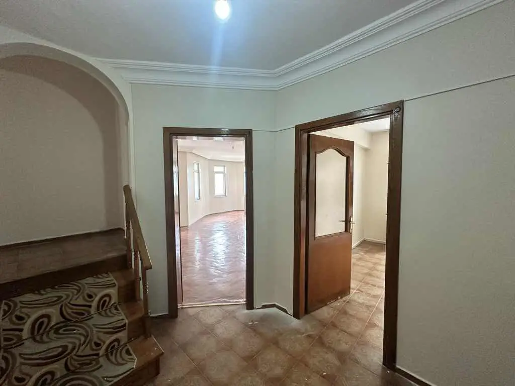 GÖLCÜK’TE SİTE İÇİNDE 4+1 | 145 M² NET | YERDEN ISITMALI | 3 CEPHELİ KİRALIK DAİRE