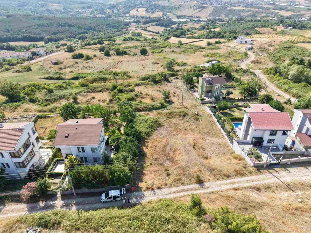 RE/MAX ŞEHİR2 DE AKKÖY DE SATILIK 628 M2 DENİZ MANZARALI ARSA