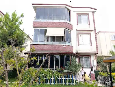 REMAX MAVİDEN DENİZE 4 SIRADA GENİŞ BAHÇE KULLANIMLI EŞYALI 2+1